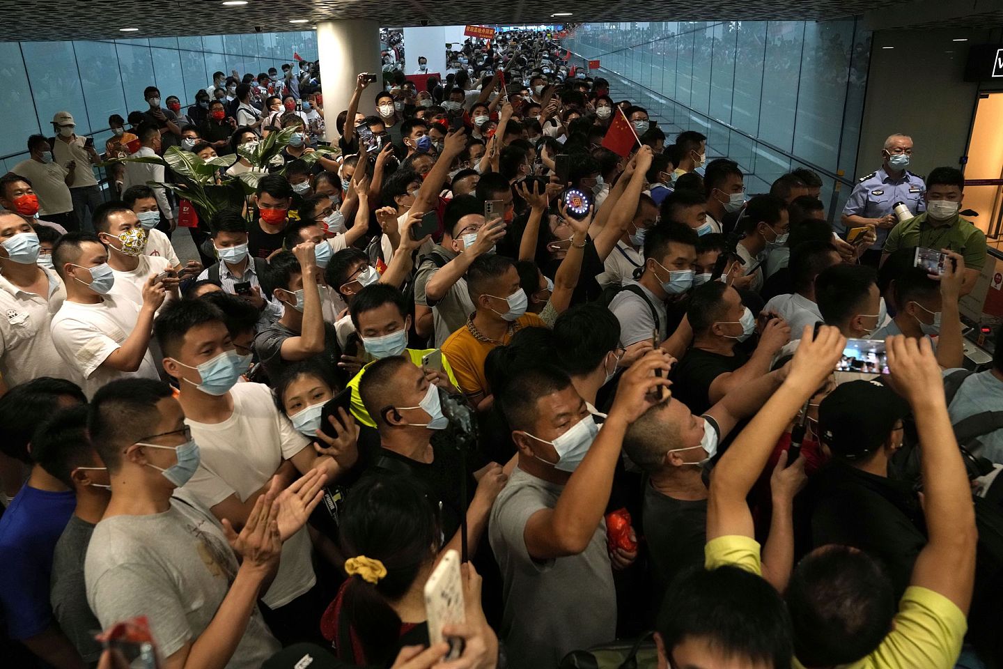 2021年9月25日，孟晚舟的支持者聚集在深圳宝安国际机场。（AP）