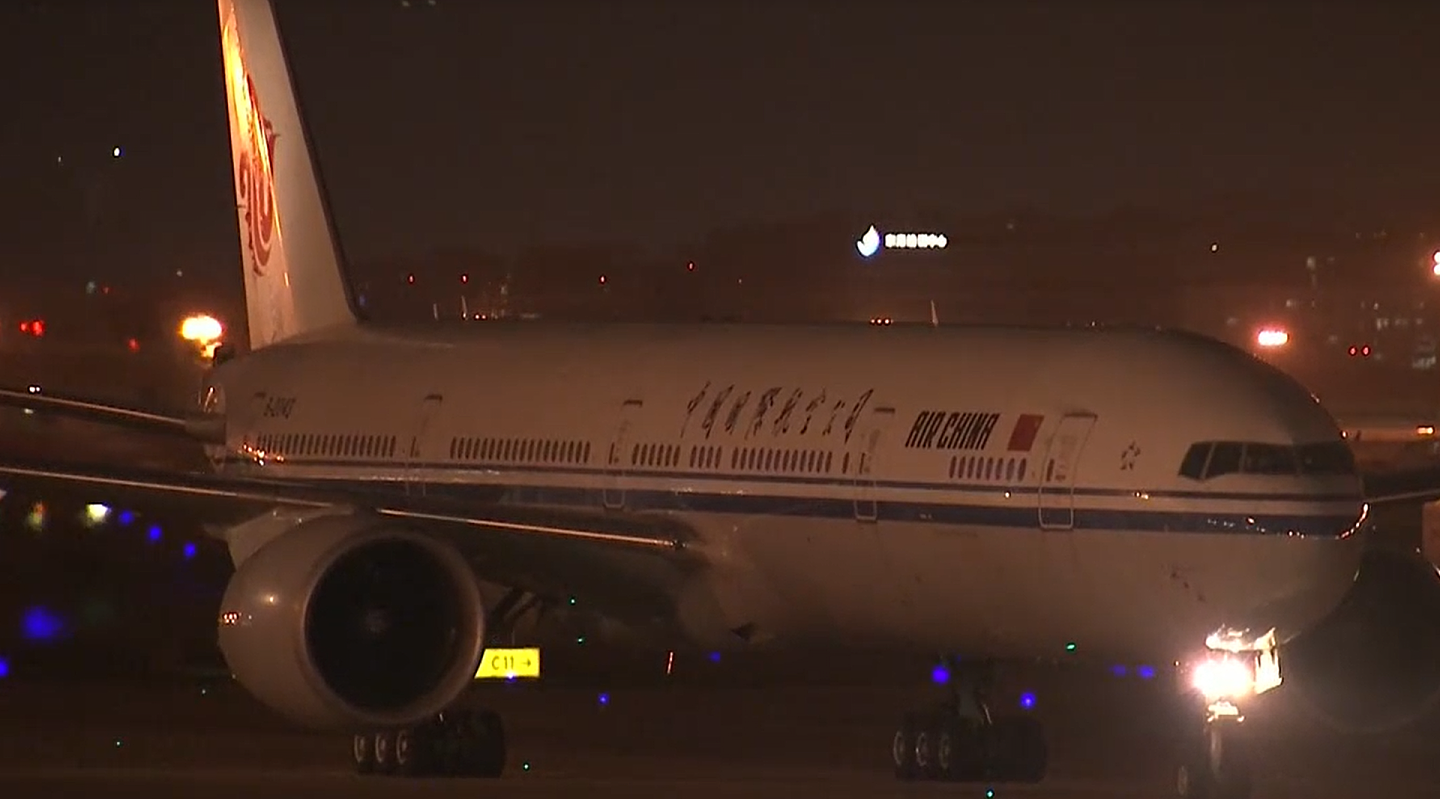 接孟晚舟回家的包机在众人等待之下抵达深圳宝安机场。（央视截图）