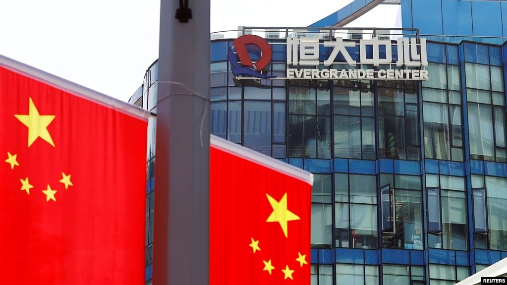 中国恒大集团在上海中心旁的中国国旗 （2021年9月24日）