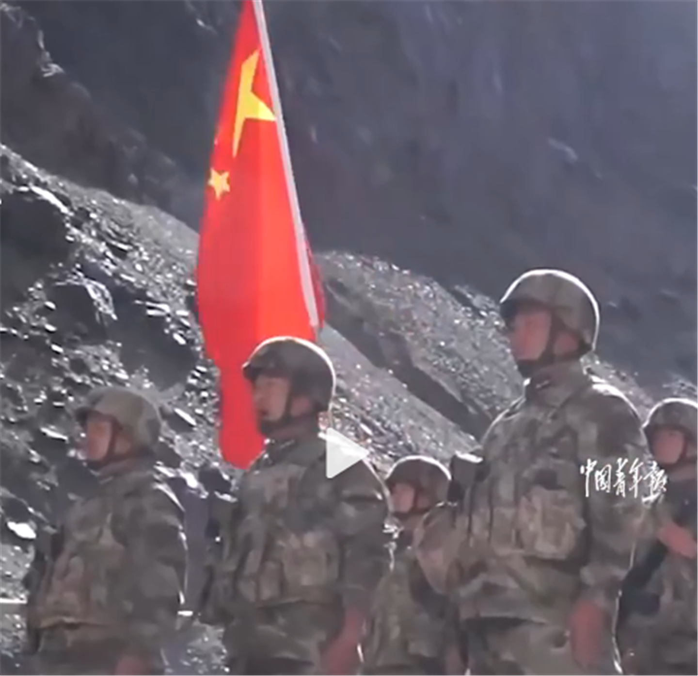 新疆军区解放军官兵在中印边境宣誓。（微博@重庆共青团）