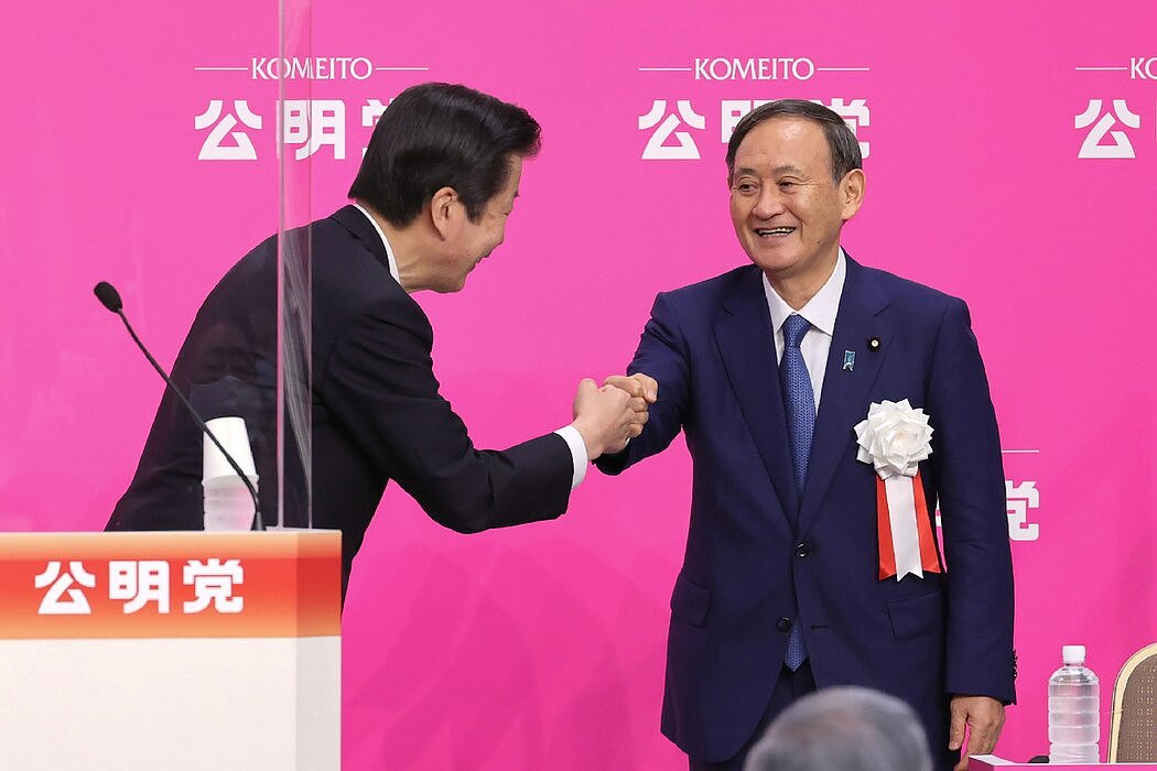 去年在东京举行的公明党代表大会上，首相菅义伟（右）与公明党领袖山口那津男。