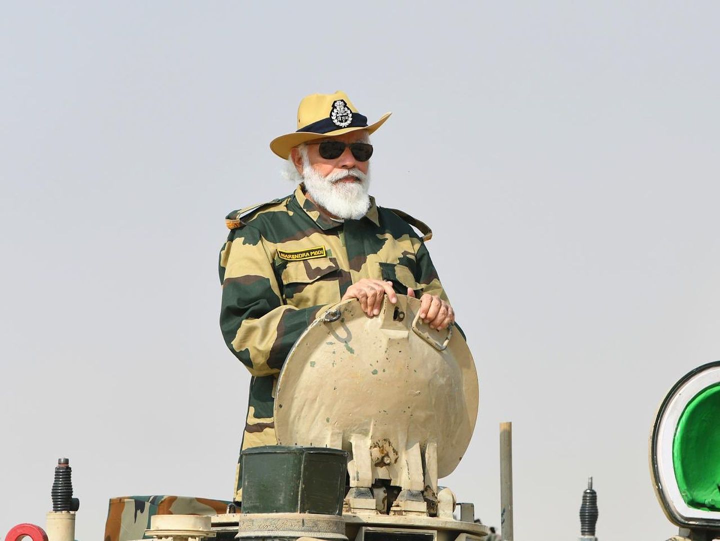 2020年11月14日，印度总理莫迪（Narendra Modi）在位于印巴边境的隆瓦拉哨所，乘坐印度国产的“阿琼”坦克。（Twitter@Narendra Modi）