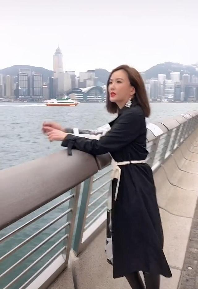 49岁知名港星张文慈谈沪漂生活，已买房定居上海，还想把父母接过来住（组图） - 1