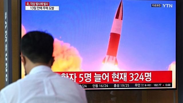 2021年9月28日，首尔，韩国电视播出朝鲜导弹试射画面