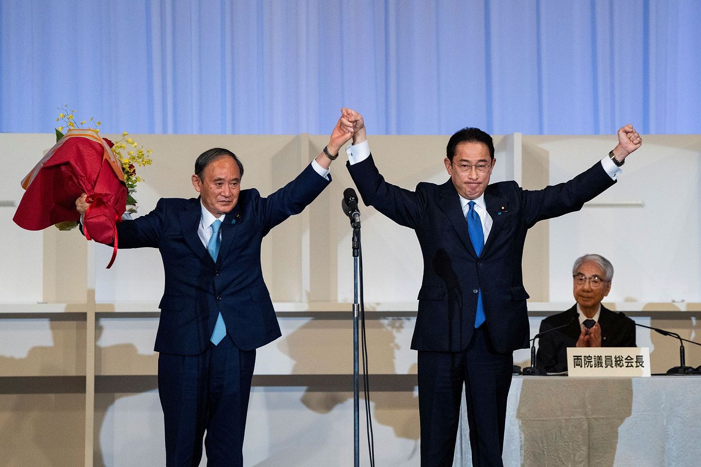 9月29日，在自民党总裁选举中，岸田文雄（右）胜出。（Reuters）