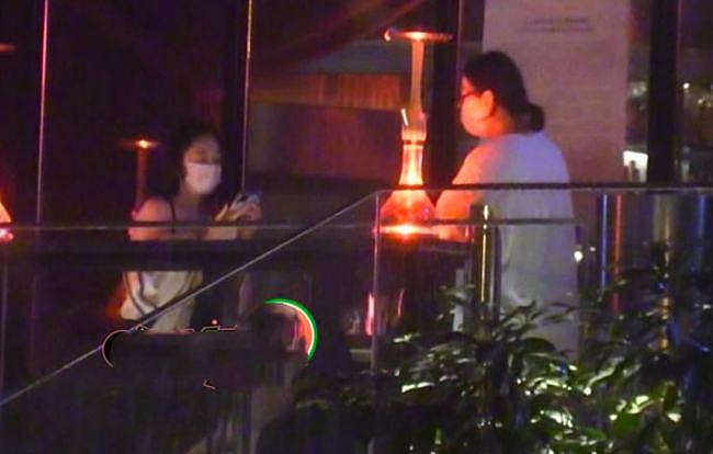 31岁知名女星现身酒吧，穿吊带打扮火辣，和帅哥嗨到凌晨生活潇洒（组图） - 4