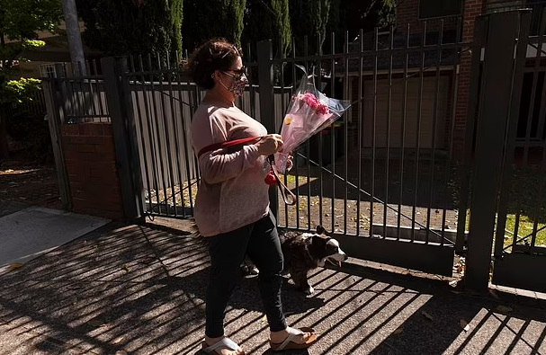 新州州长突宣辞职，民众送上鲜花气球表感谢，支持者街边哭诉政府不公