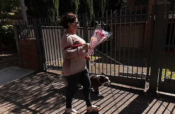 新州州长突宣辞职，民众送上鲜花气球表感谢，支持者街边哭诉政府不公（视频/组图） - 7
