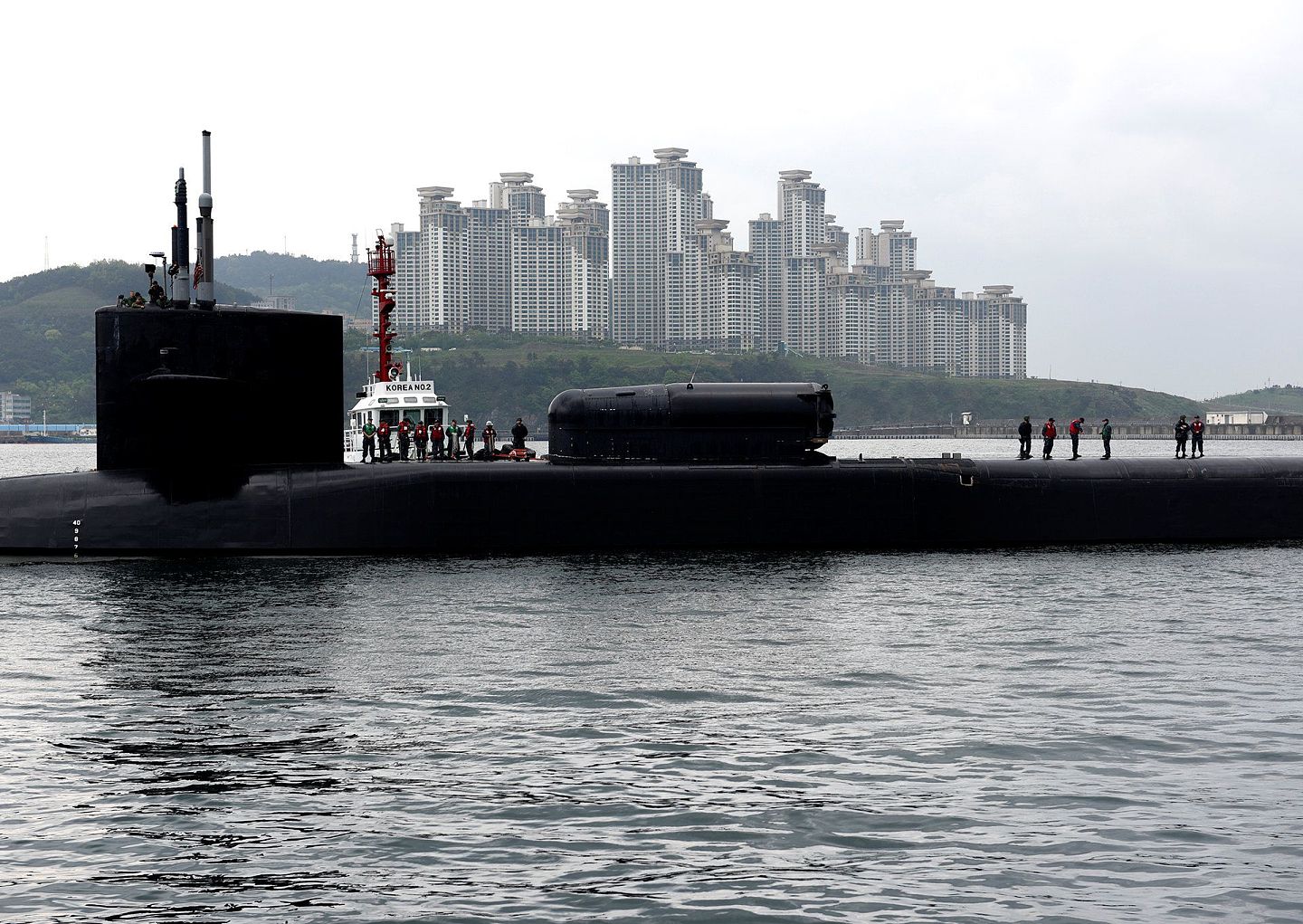 2017年4月25日，美军“密歇根”号核动力潜艇（SSGN-727）驶入韩国釜山港。（视觉中国）