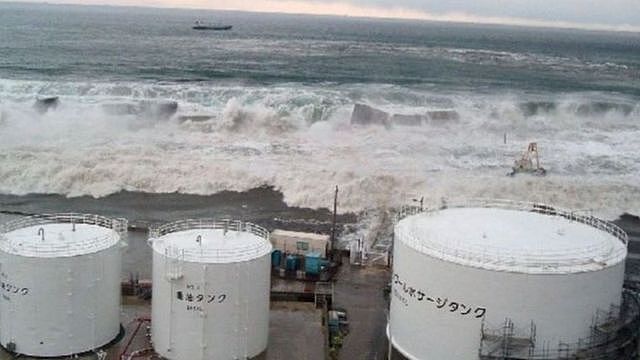 2011年3月11日，东日本大地震引发海啸，巨浪翻过海堤冲击福岛第一核电站。