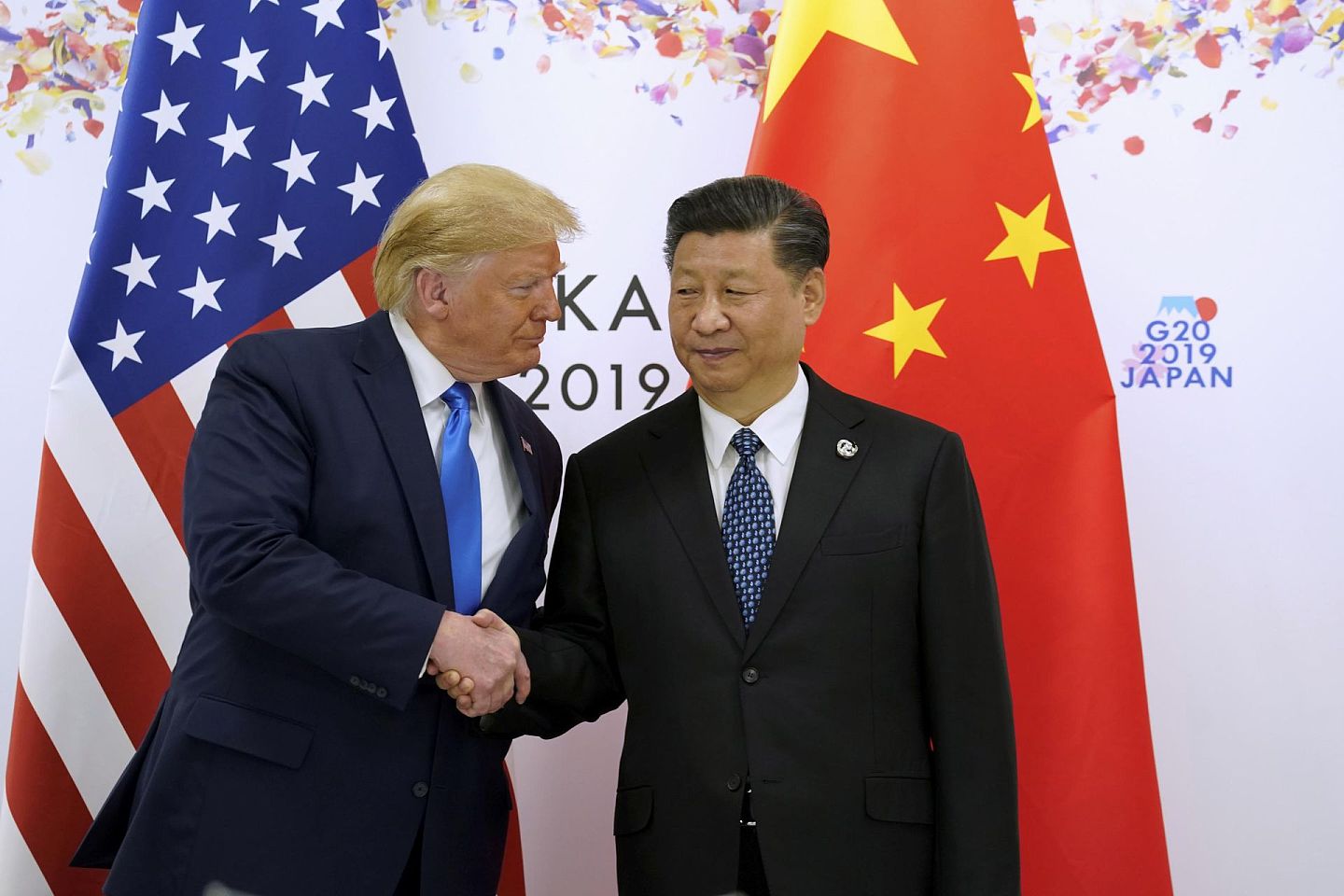 当地时间6月29日，习近平和特朗普在G20大阪峰会期间会晤。U.S. President Donald Trump and China's President Xi Jinping shake hands ahead of their bilateral meeting during the G20 leaders summit in Osaka, Japan, June 29, 2019. REUTERS/Kevin Lamarque（图源：Reuters）