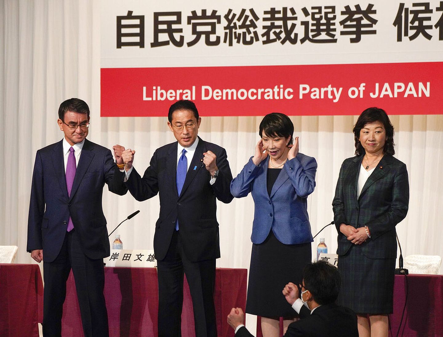 9月17日，在日本东京自民党党部举行的联合记者招待会前，候选人共同亮相。左起为负责疫苗接种的内阁大臣河野太郎、前外相岸田文雄、前内务大臣高市早苗和前内务大臣野田圣子。（AP）