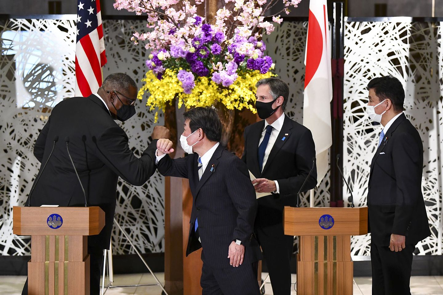 2020年3月16日，美日举行“2+2”会谈，美国国务卿安东尼·布林肯（右二）和国防部长劳埃德·奥斯丁（左一）与日本外务大臣茂木敏充（左二）和防卫大臣岸信夫在会晤后的联合记者会后碰肘致意。（新华社）