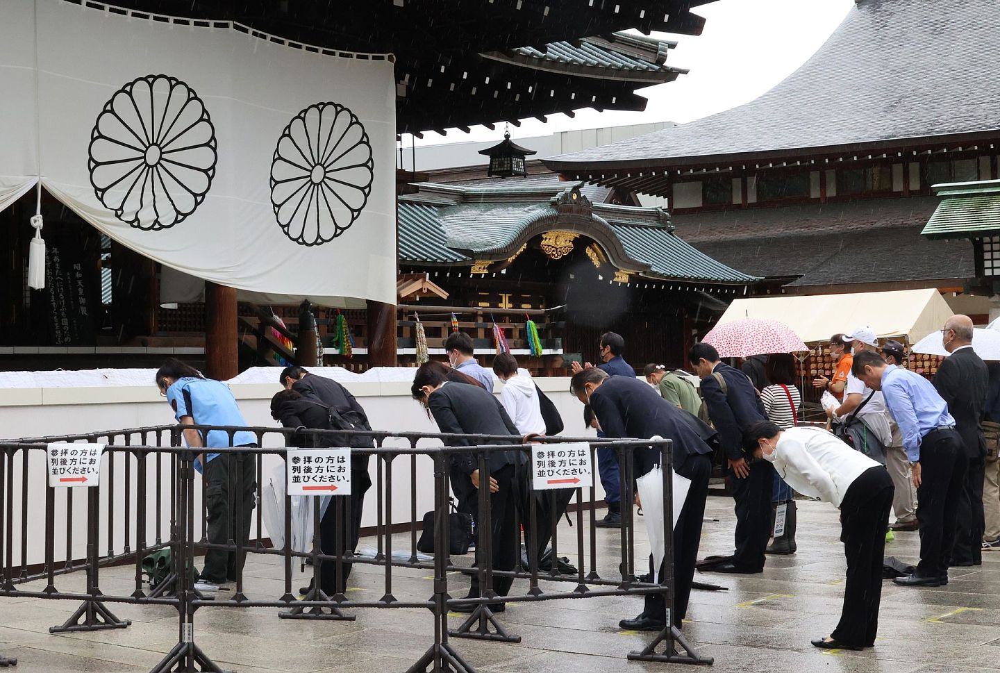 2021年8月15日，日本民众参拜靖国神社。（Reuters）