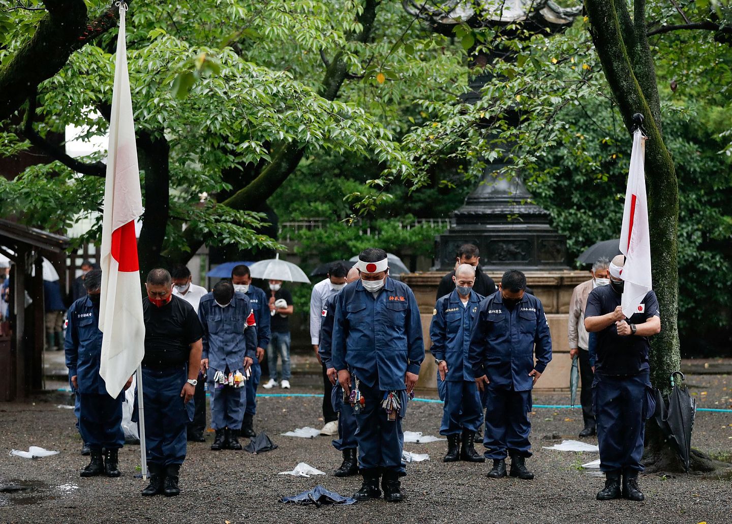 日本右翼团体成员参拜靖国神社。（Reuters）