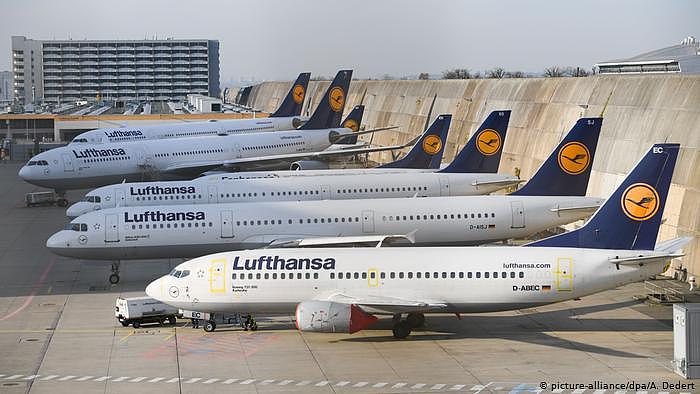 Lufthansa-Flugzeuge am Rand des Frankfurter Flughafens