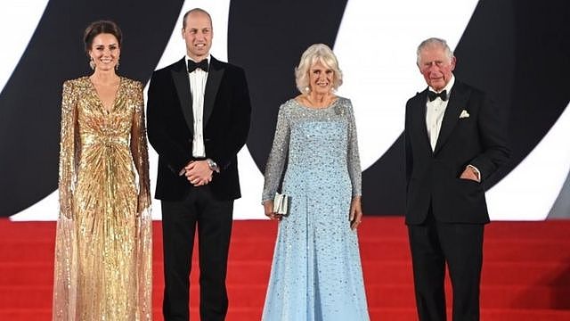 查尔斯王子夫妇和威廉王子夫妇参加《无暇赴死》首映式。