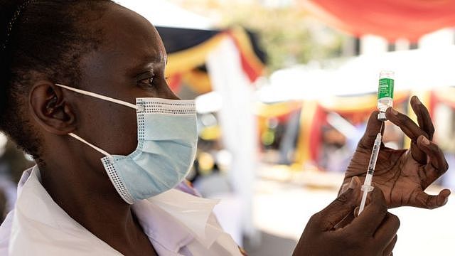 一名乌干达护士在坎帕拉抽取疫苗。