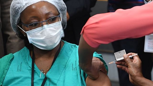 南非医护人员在接种疫苗