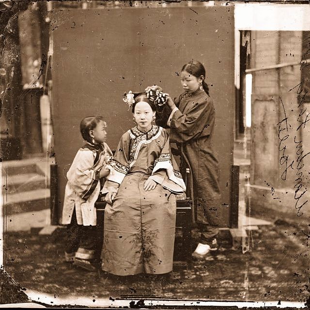 婢女正在为一位满族女子梳头（北京，1871-72年）