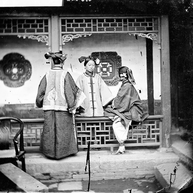 庭院内的女子（北京，1871-72年）