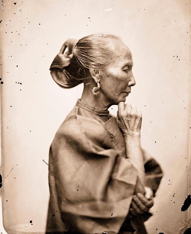 广东老妇（广东广州，1868-70年）。