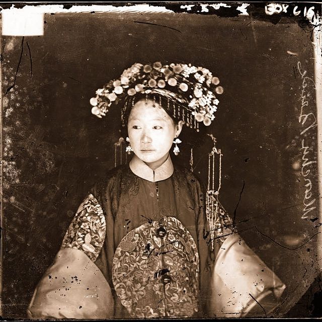 身穿满族服饰的新娘（北京，1871-72年）