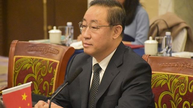 傅政华从北京市公安局普通侦查员做起，一路当上公安部副部长，乃至司法部部长。