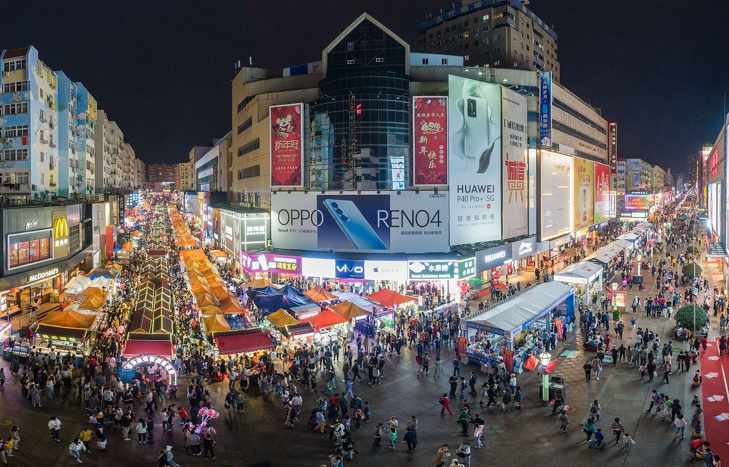 中国崛起的速度惊人，图为2020年10月3日晚，青岛台东商业步行街熙熙攘攘，华灯璀璨的青岛释放出繁荣的城市活力。（视觉中国）
