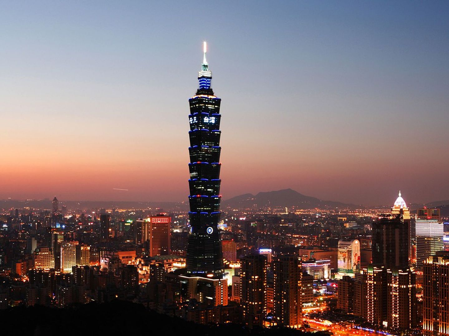 由于早发展30年，台湾各方面的发展水平仍整体优于大陆，图为台北地标101大楼夜景。（中央社）