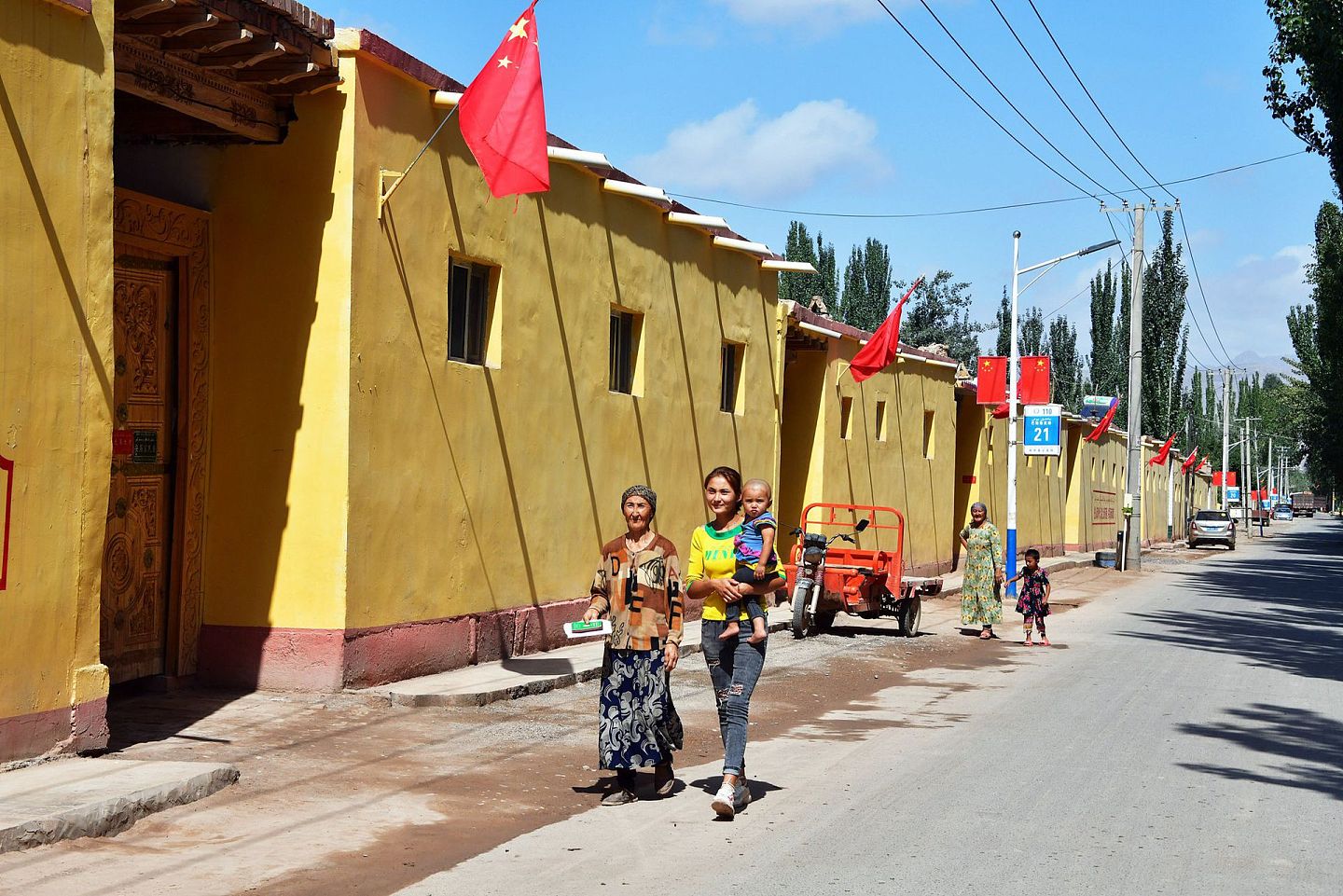 中国大陆发展不均衡，有些地方仍不富裕。图为2019年8月，新疆阿克苏柯坪县的街道面貌。（视觉中国）