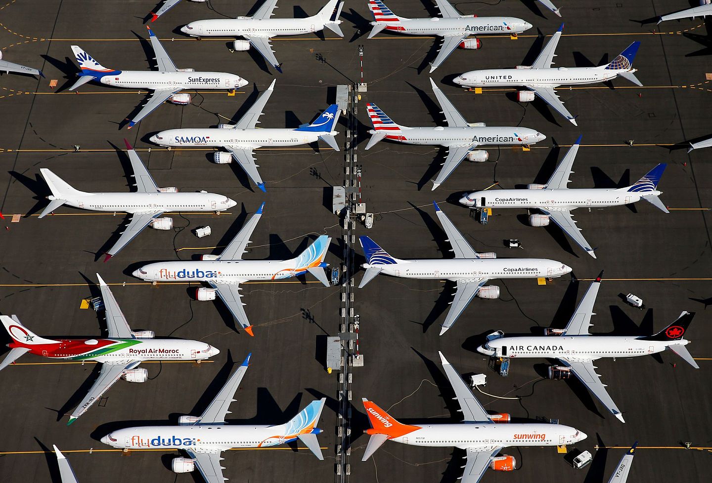 波音737MAX停飞产生的一系列负面因素导致波音公司巨额亏损。图为2019年7月1日，停飞的波音737 MAX飞机停在美国华盛顿州西雅图的波音机场。（Reuters）
