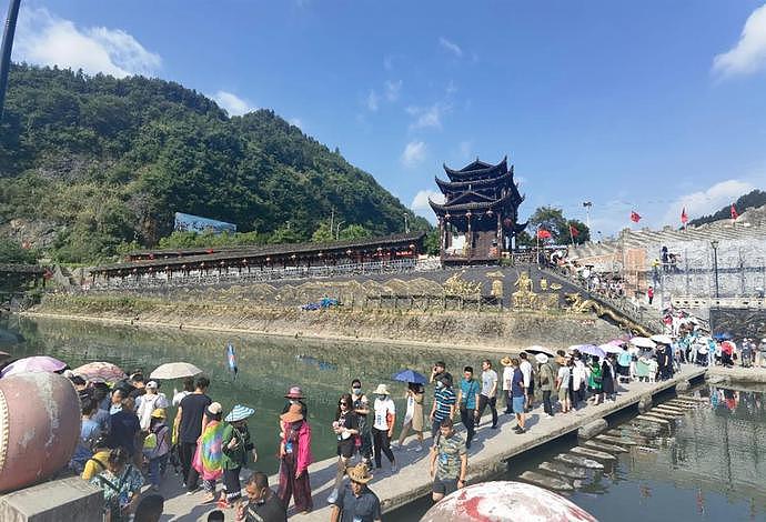 游客未购票强闯景区并斥骂“你们是不是穷怕了”，景区回应：30元贵吗？（组图） - 2