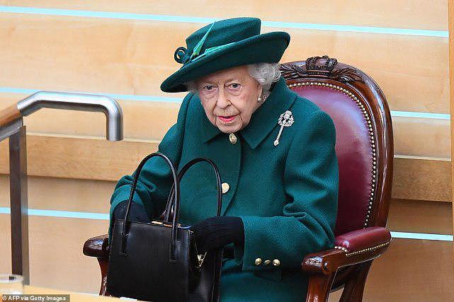 95岁英国女王带儿子儿媳到苏格兰，佝偻得越发严重，首次公开谈起亡夫（组图） - 4