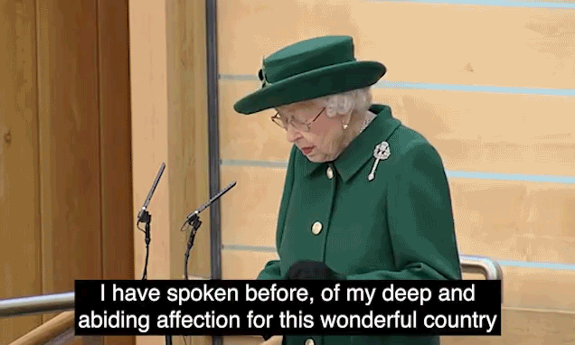 95岁英国女王带儿子儿媳到苏格兰，佝偻得越发严重，首次公开谈起亡夫（组图） - 2