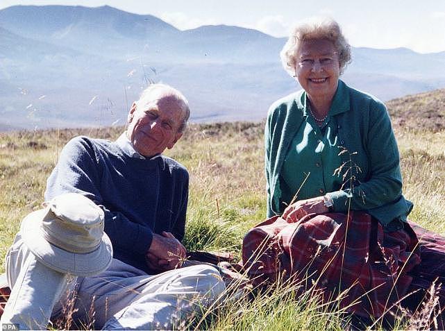 95岁英国女王带儿子儿媳到苏格兰，佝偻得越发严重，首次公开谈起亡夫（组图） - 3