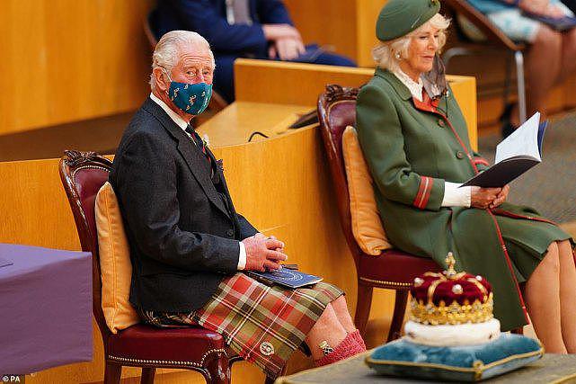 95岁英国女王带儿子儿媳到苏格兰，佝偻得越发严重，首次公开谈起亡夫（组图） - 6