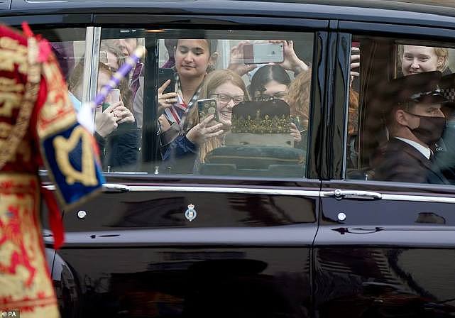 95岁英国女王带儿子儿媳到苏格兰，佝偻得越发严重，首次公开谈起亡夫（组图） - 5