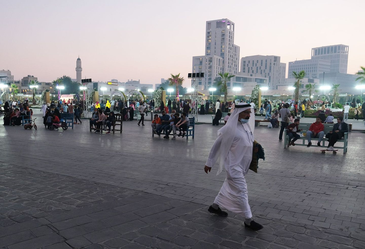 卡塔尔新冠肺炎疫情：图为2月5日，卡塔尔民众走在首都多哈的街头。（Getty）