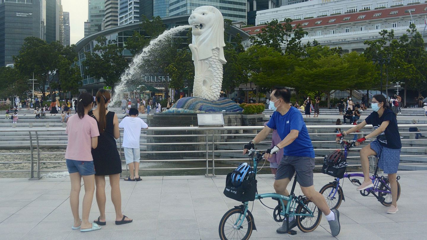 新加坡新冠肺炎疫情：图为9月26日，民众在新加坡鱼尾狮公园游览。（AP）