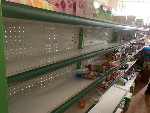 新疆出现疫情，航班大面积取消！滞留旅客：有超市部分货架被抢购一空（组图） - 4