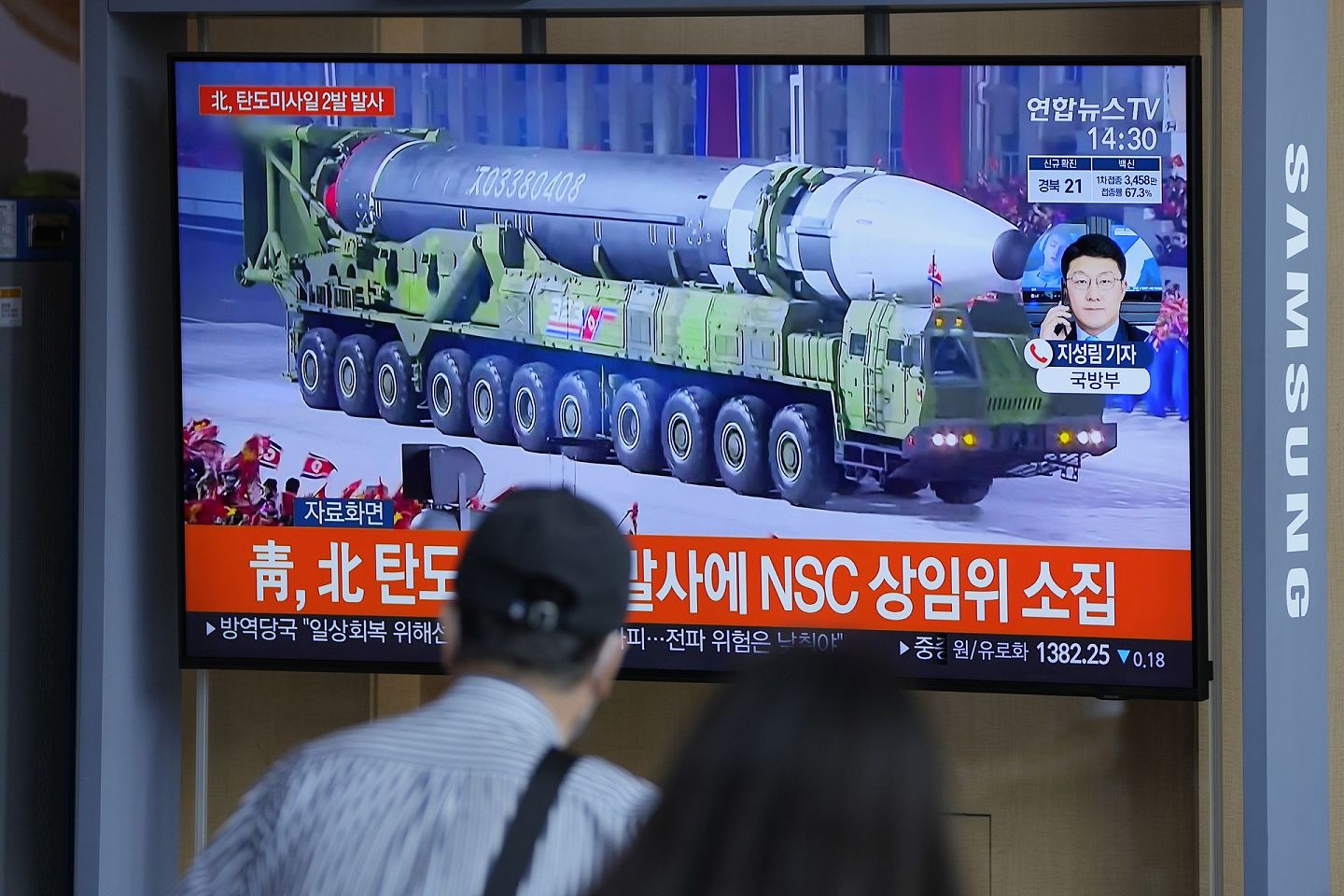 图为2021年9月15日，韩国首尔有电视台报道朝鲜导弹的消息。（AP）