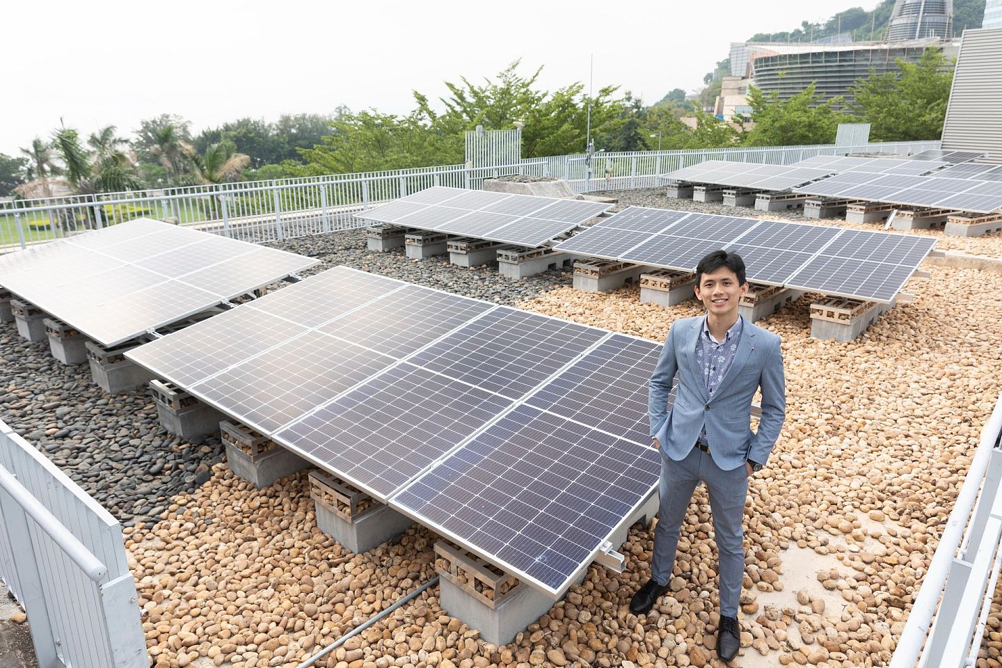 张博宏认为，储能是稳定电网的必要技术。图为张博宏身处于NEFIN在数码港建设的一处太阳能系统项目。（龚嘉盛摄）