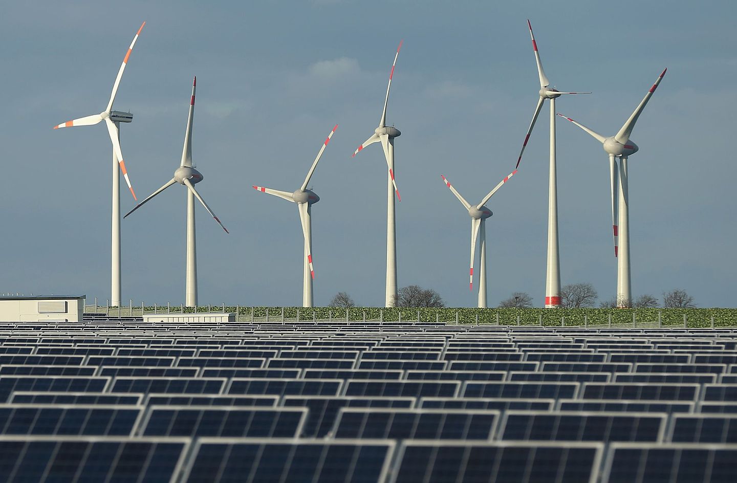 太阳能、风能等再生能源虽然零碳排放，但其不稳定性是致命缺点。因此业界积极拓展具效能的储能技术方案，以弥补再生能源的不足。（Getty Images）