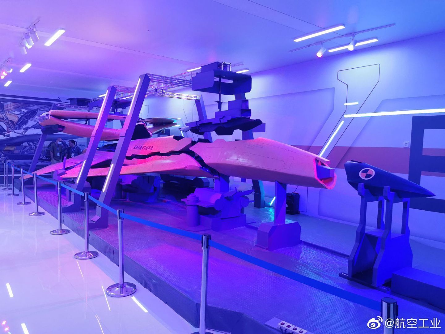 中国珠海航展上，出现神秘舰载机模型。（微博@航空工业）