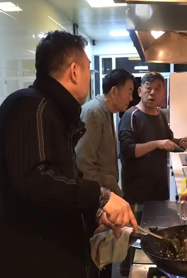 89岁杨少华享清福，俩儿子挤厨房为他做饭，爷三人长相如复制粘贴（组图） - 1