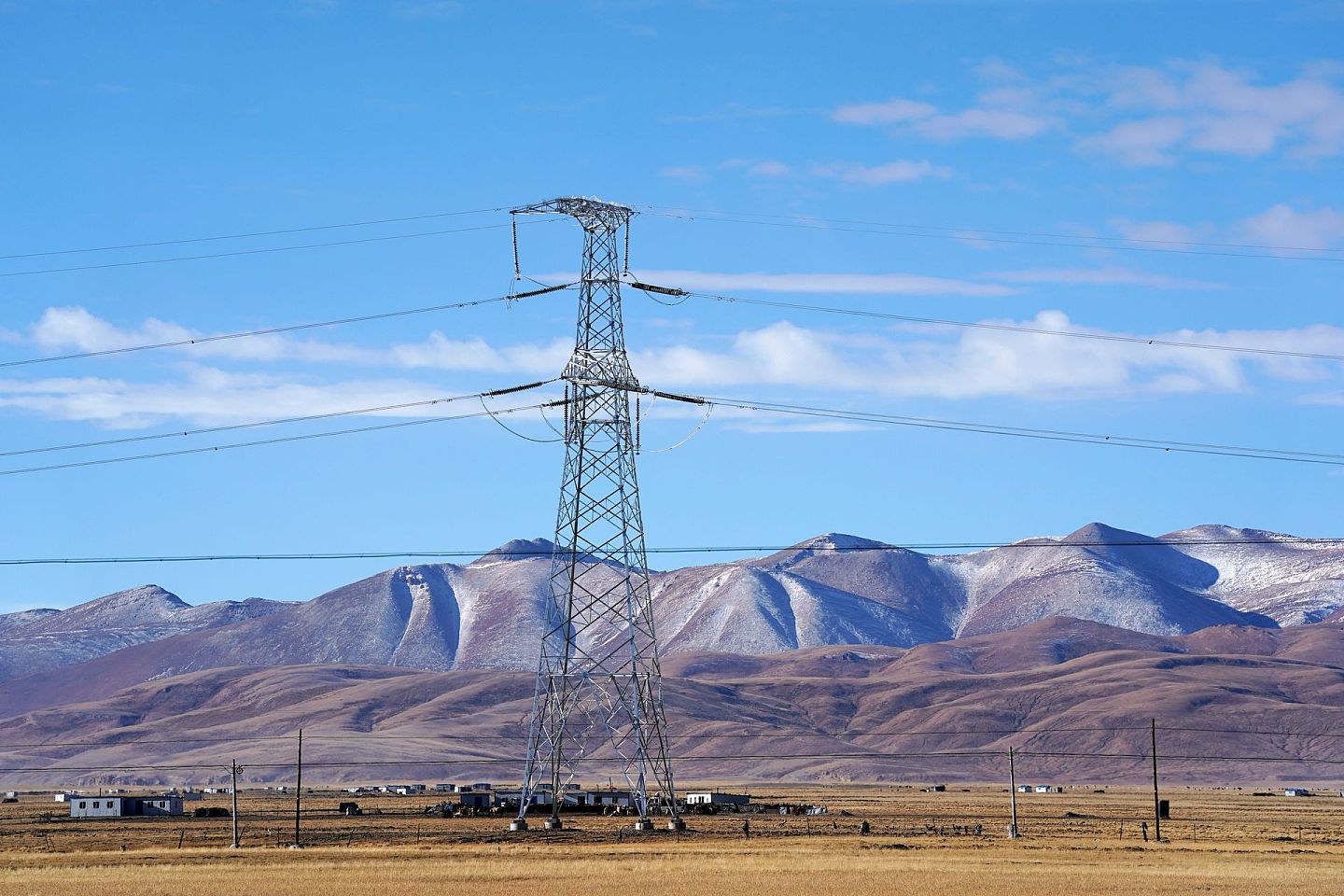 随着经济及民生的发展，中国用电需求大增。即便是经济并不发达的西藏，从2015至2020年的用电量，也从40.53亿千瓦时增长至82.45亿千瓦时。图为西藏阿里与藏中电网联网工程输电铁塔。（新华社）