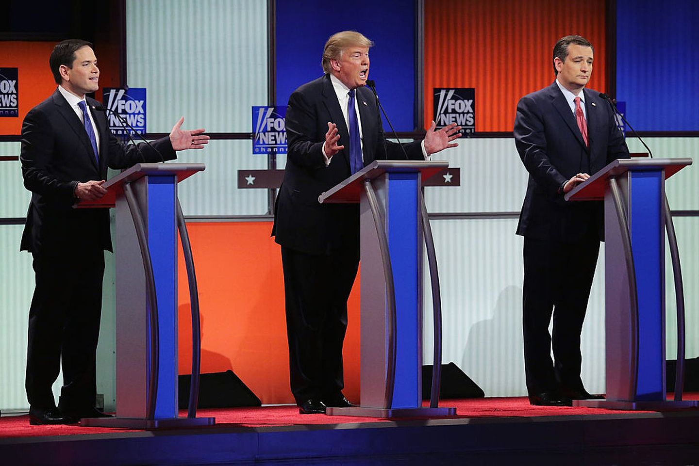 卢比奥（左）和克鲁兹（右）皆为美国联邦参议员，二人曾于2016年美国大选中与特朗普对峙。图为三人于2016年3月参加共和党初选时的辩论场面。（Getty）