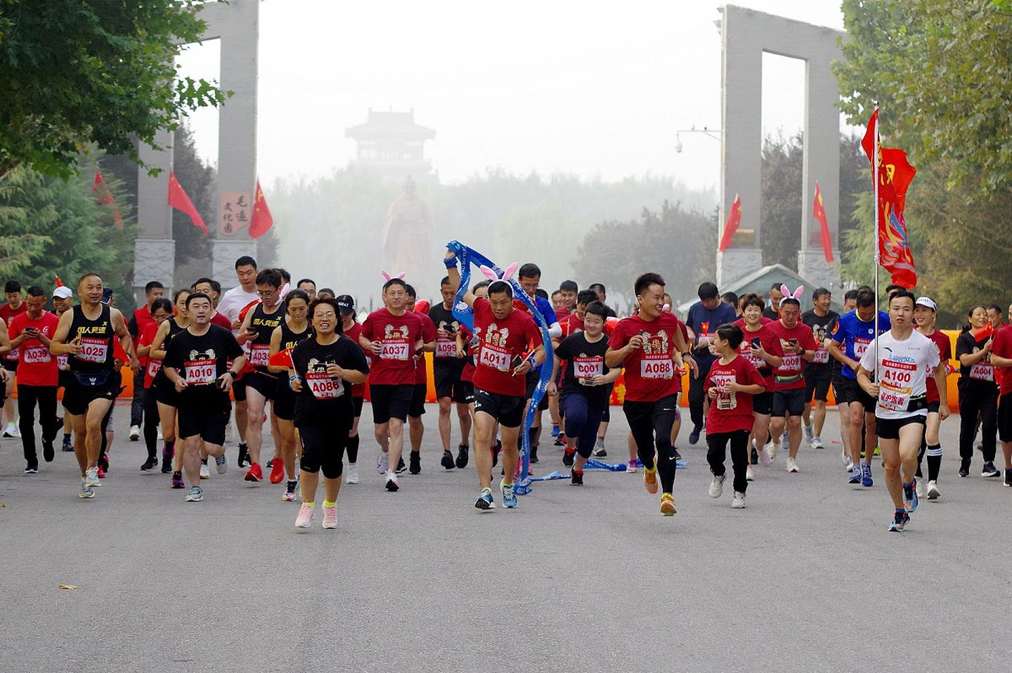2021年10月1日，河北省邯郸市跑步爱好者开展“我和我的祖国一起奔跑”半程马拉松活动。（VCG）