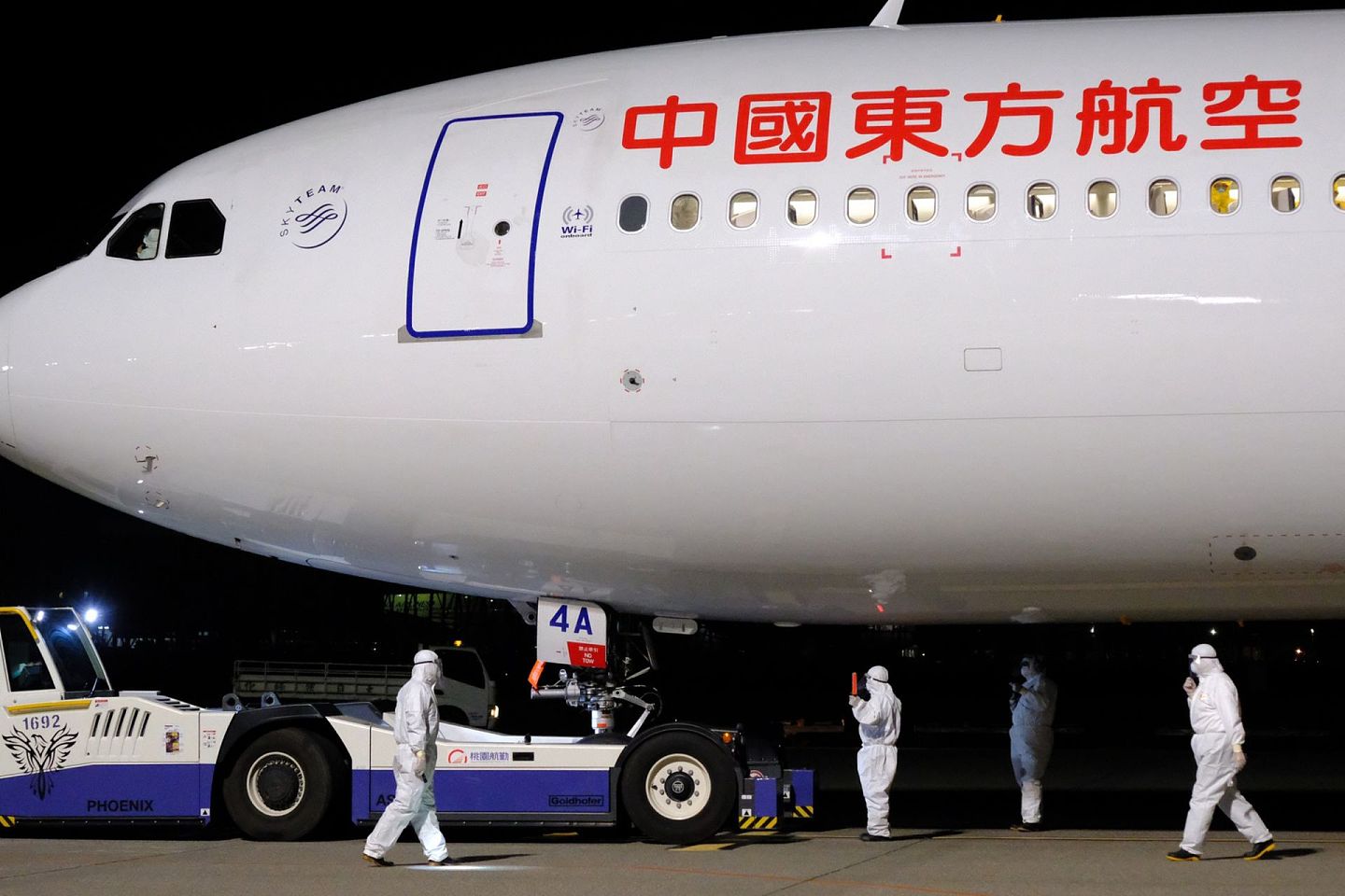 2020年新冠疫情初起，从大陆飞抵台湾的东方航空武汉包机降落台湾。（中央社）